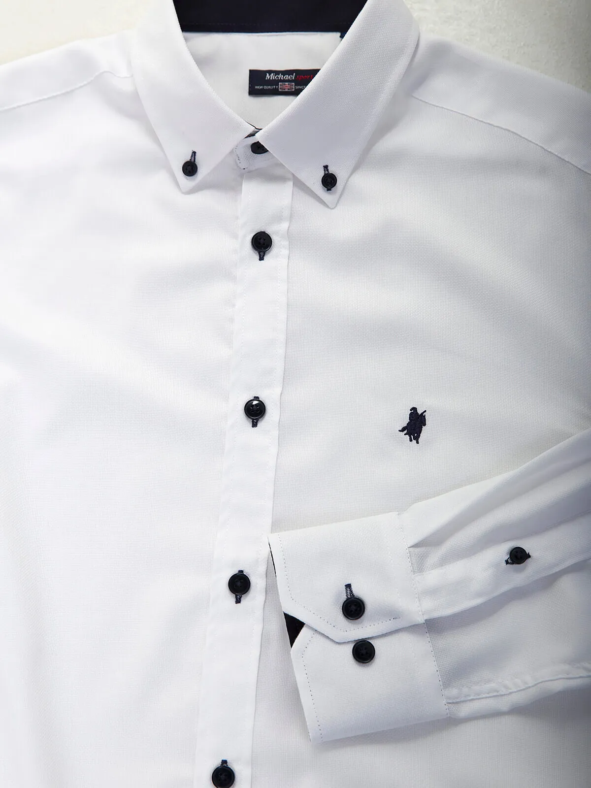 Camisa blanca con bordado