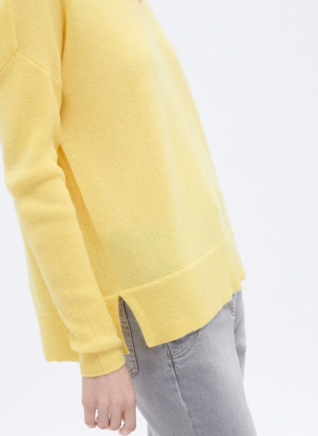CAROLL MTHELMIE - Jersey holgado de cachemira con cuello de pico en amarillo