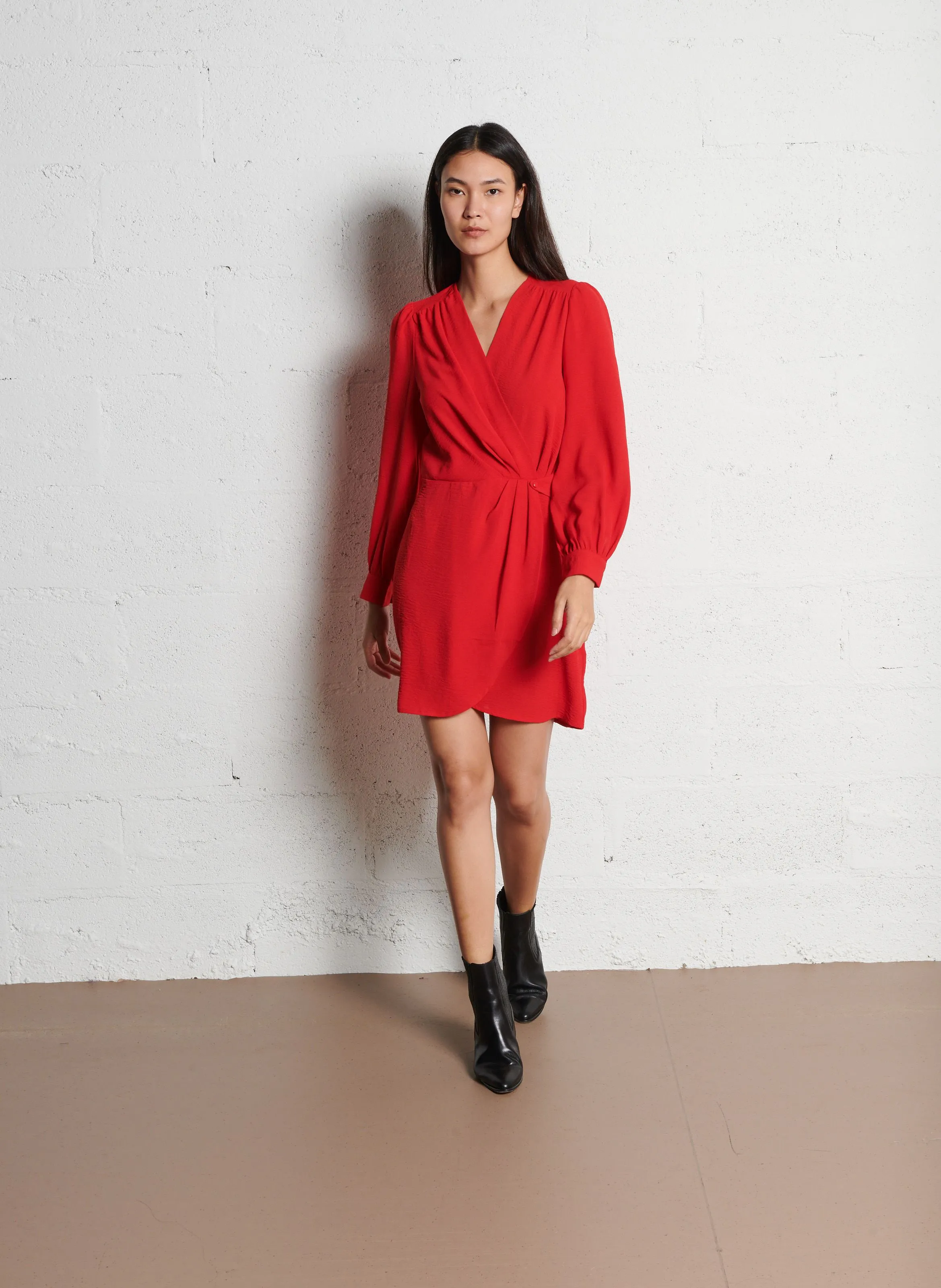 LA PETITE ETOILE RACHEL - Vestido midi entallado con cuello de pico en rojo