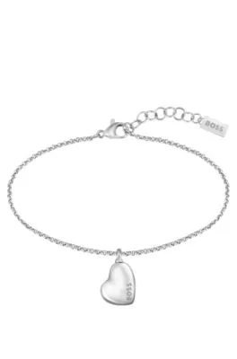 Pulsera plateada con detalle de la marca en el colgante con forma de corazón