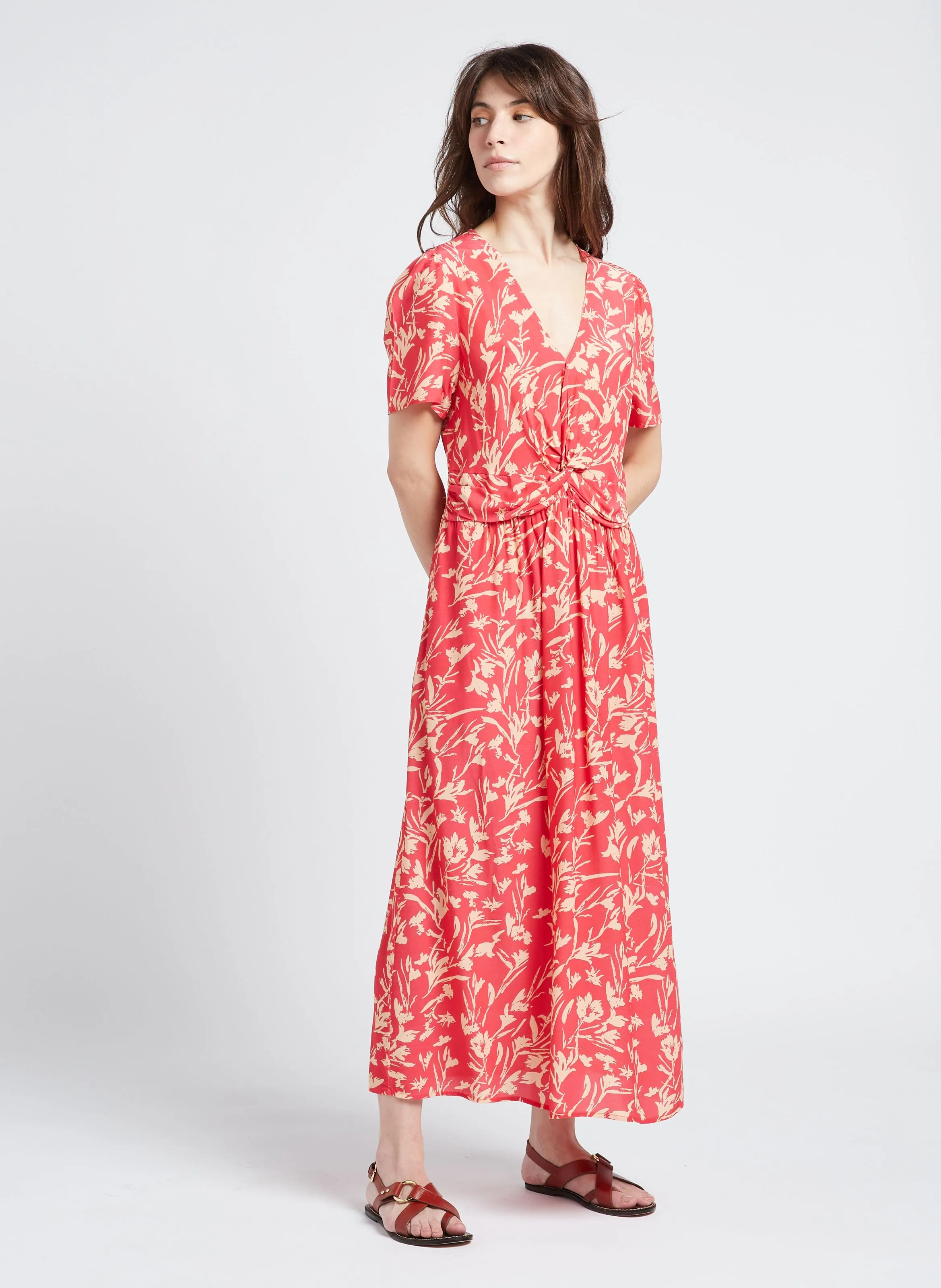 SEE U SOON Vestido largo estampado con cuello de pico en rojo