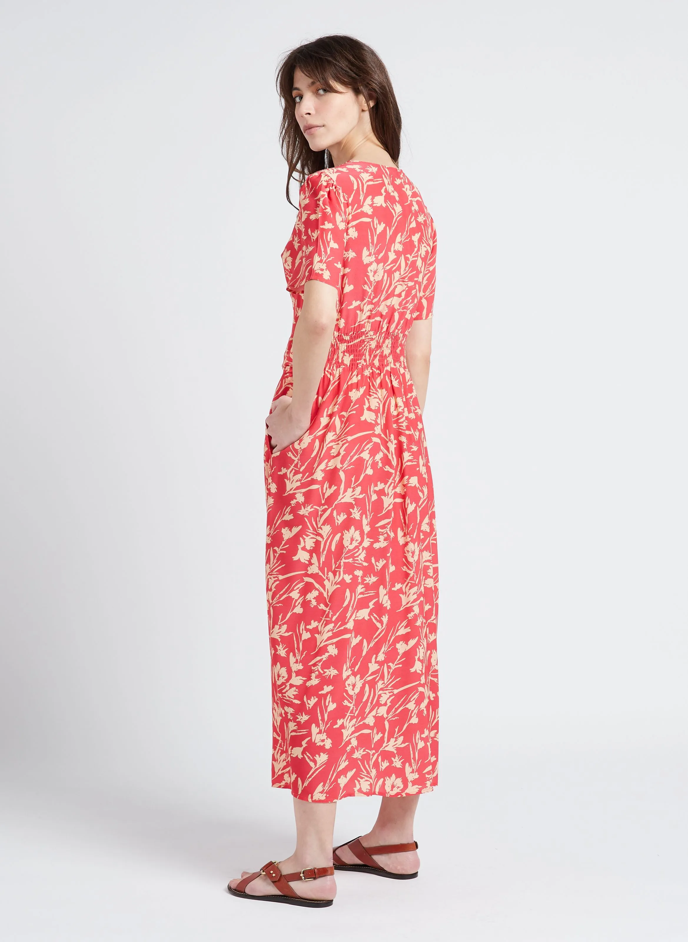 SEE U SOON Vestido largo estampado con cuello de pico en rojo